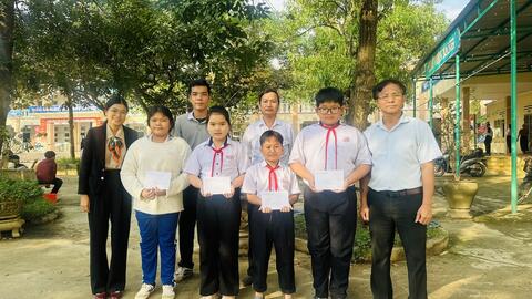 Trao học bổng Tiếp sức đến trường